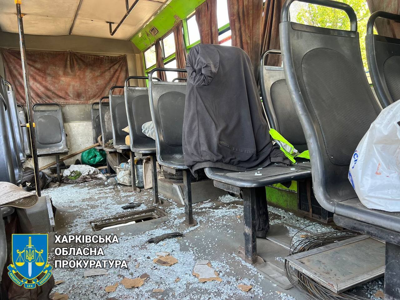 Okupanci uderzyli w autobus z ludźmi w obwodzie charkowskim, doszło do trafienia w pobliżu budynku mieszkalnego: liczba rannych wzrosła. Zdjęcia