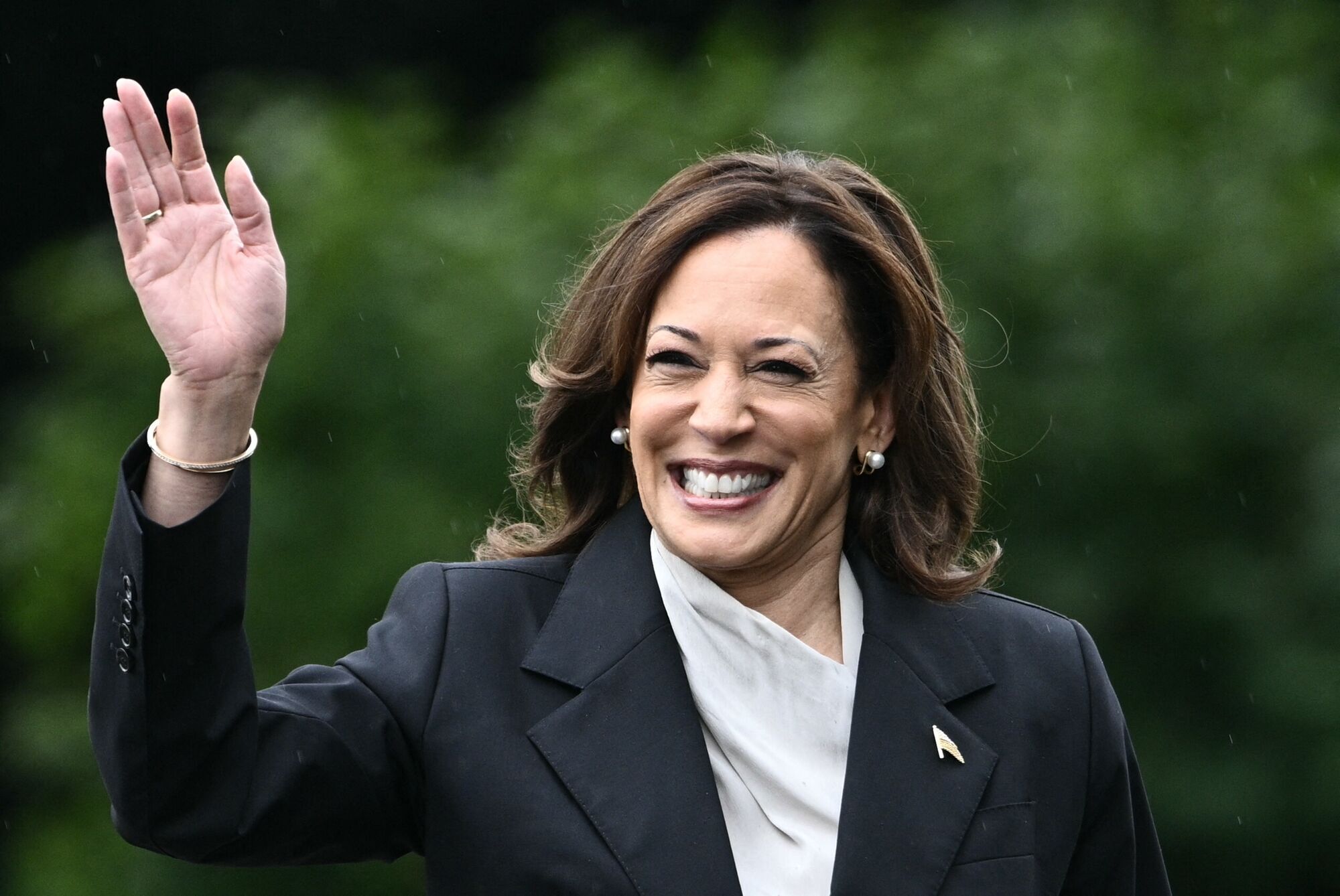 6 Kamala Harris campaign looks that showcase her style the best. Photo