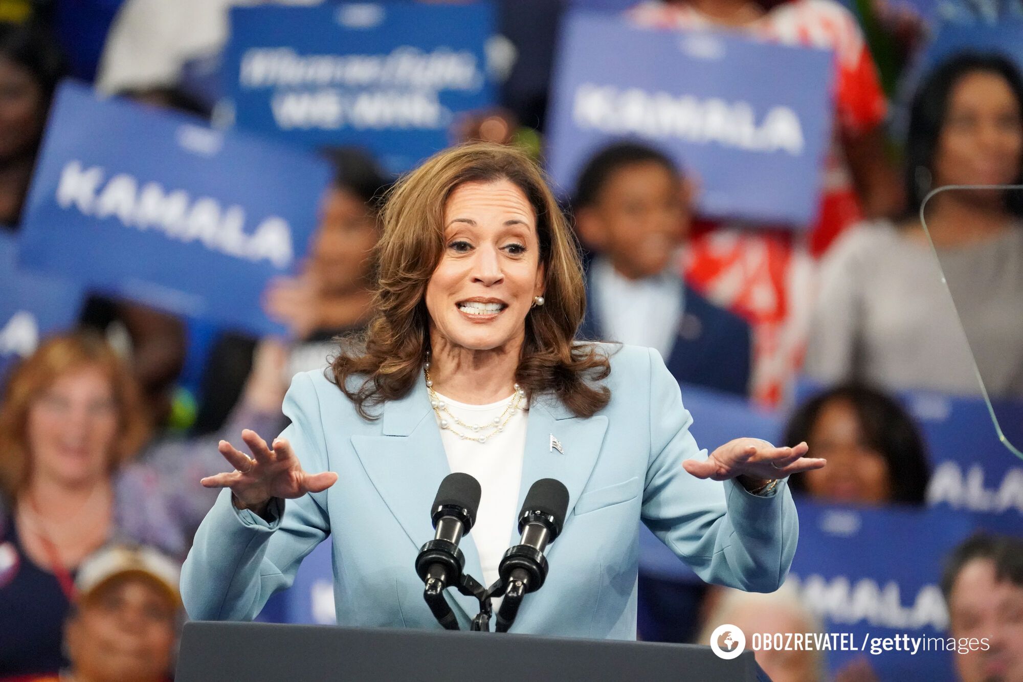 6 Kamala Harris campaign looks that showcase her style the best. Photo