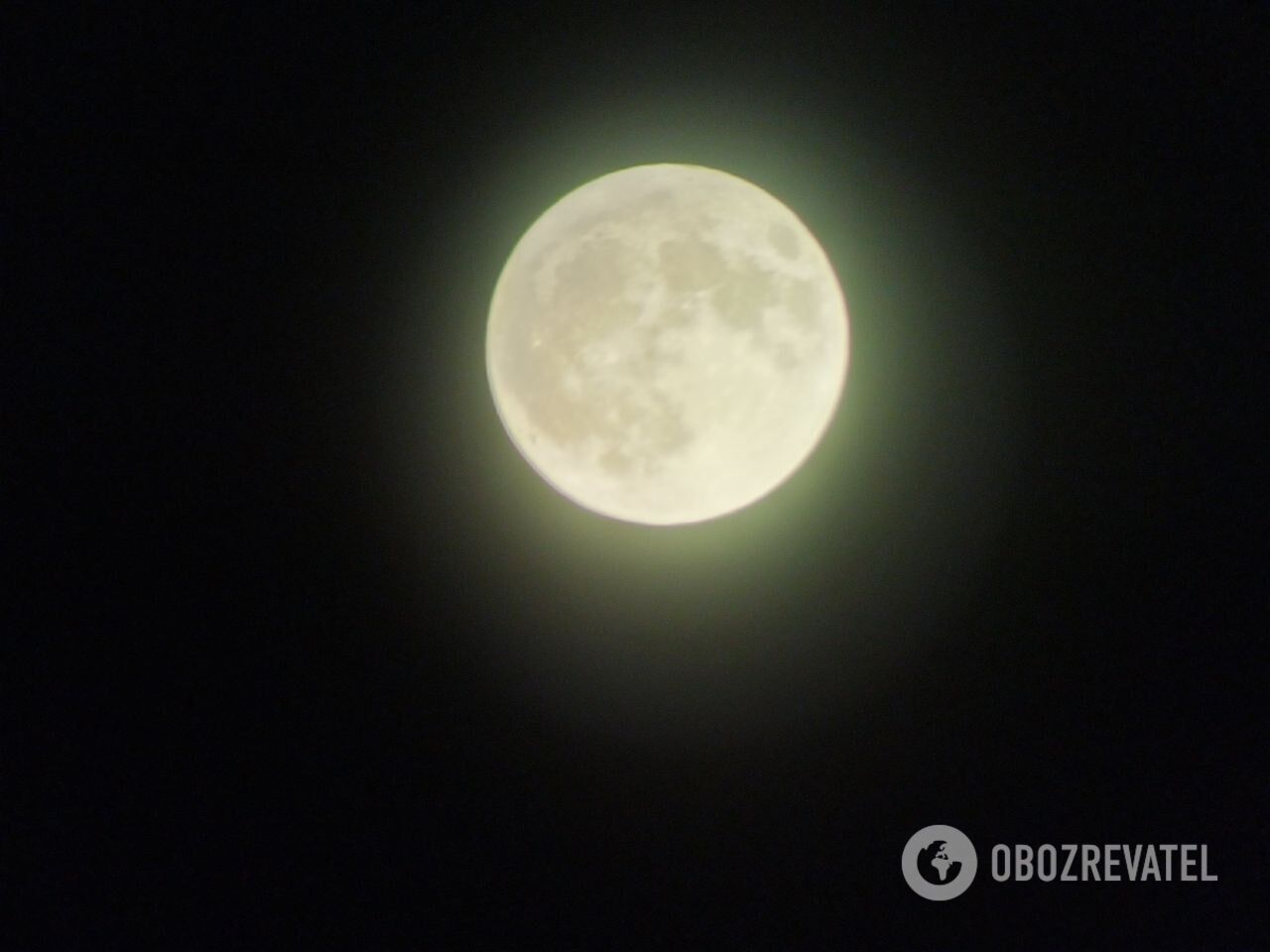 A Ukrainian photographed a blue halo around the supermoon: what the full moon looked like on August 19