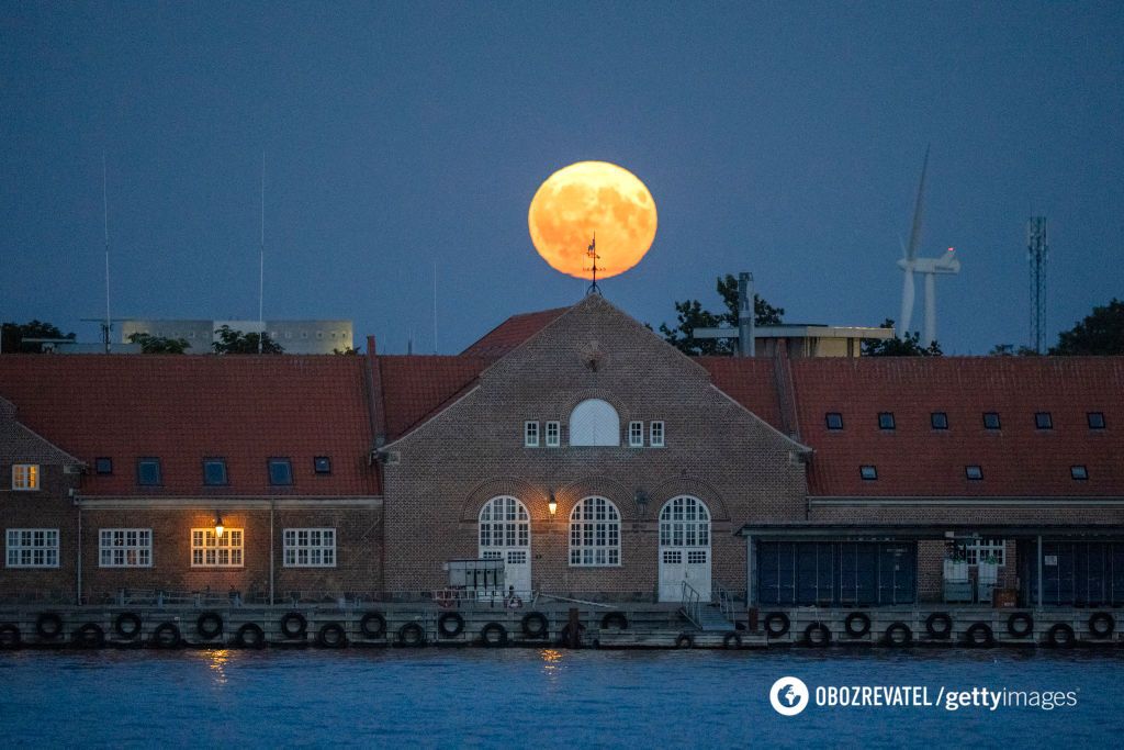 Niebieski superksiężyc uderzył w świat: zdjęcia i wideo z jasnego wydarzenia astronomicznego