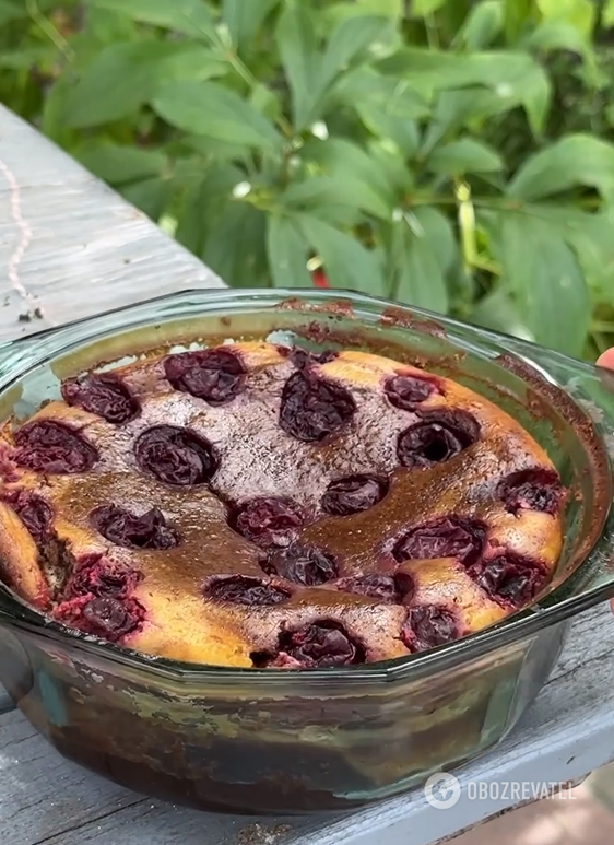 Chocolate and cream pie with cherries for tea: it is prepared in an elementary way