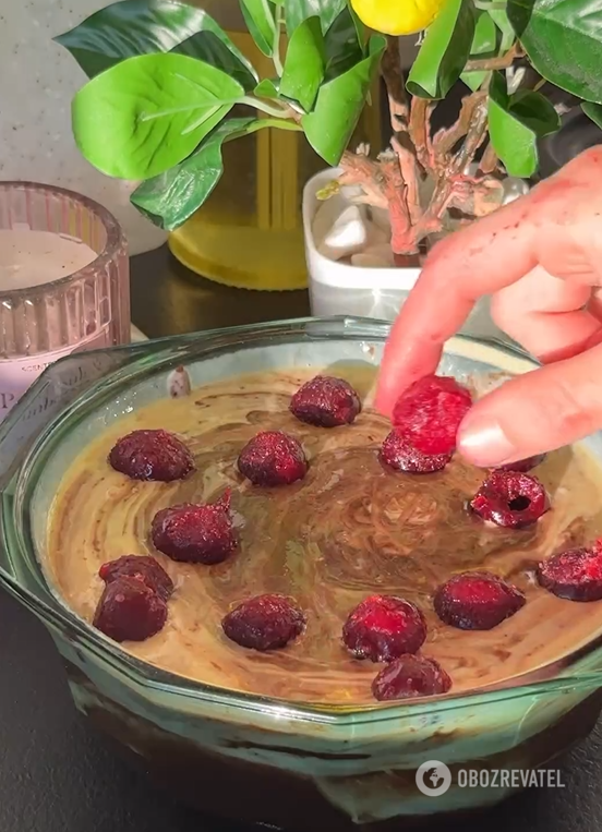 Chocolate and cream pie with cherries for tea: it is prepared in an elementary way