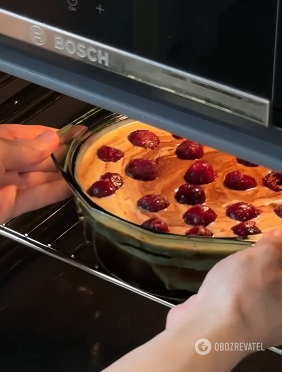 Chocolate and cream pie with cherries for tea: it is prepared in an elementary way