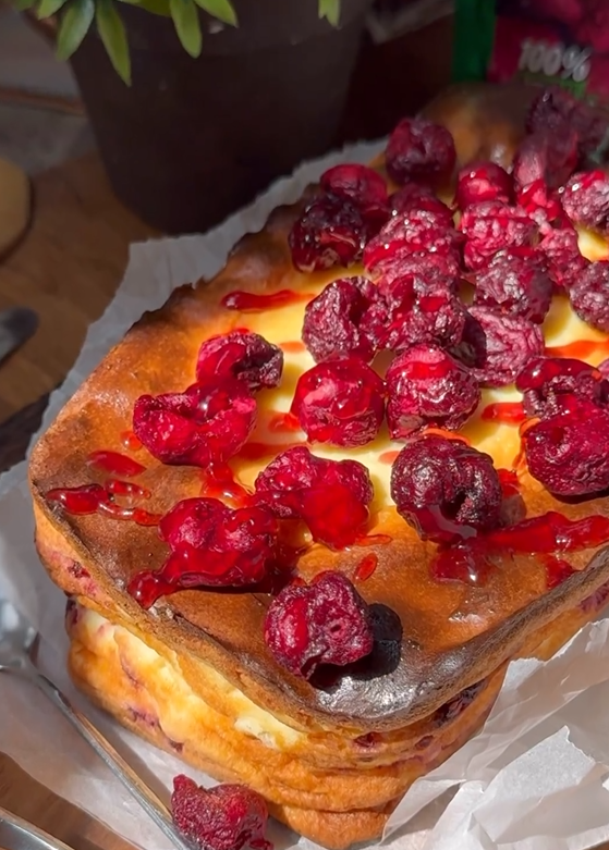 Fluffy cottage cheese casserole with berries: what is the secret of a successful dough