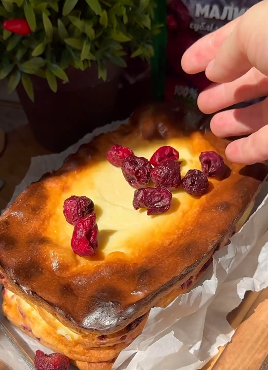 Fluffy cottage cheese casserole with berries: what is the secret of a successful dough