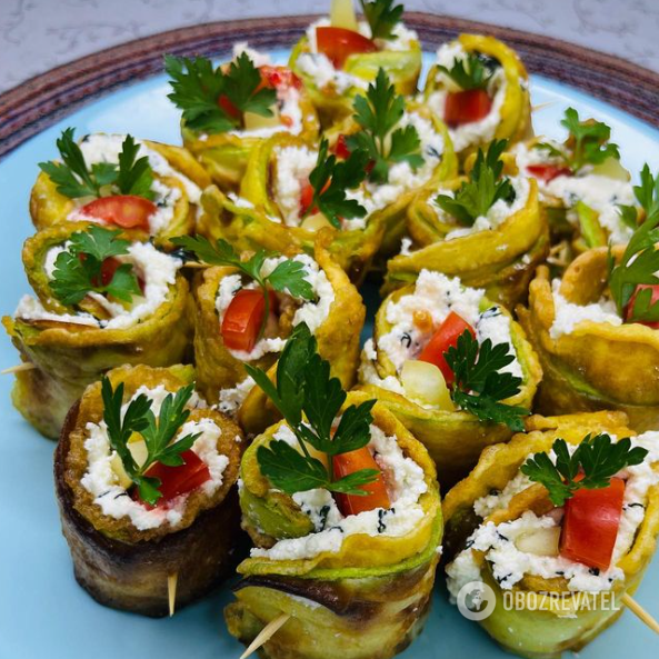 Elementary zucchini rolls with cheese and tomato: cook for a maximum of 15 minutes