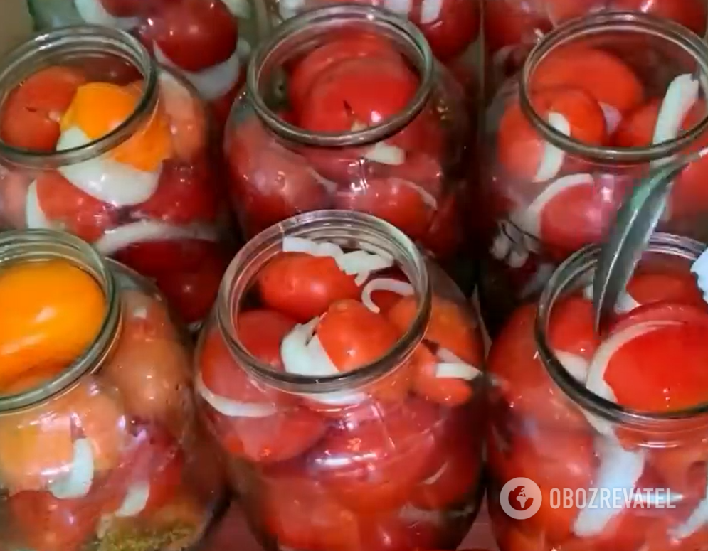 Tomatoes for the winter in the simplest marinade: how to quickly prepare canned food