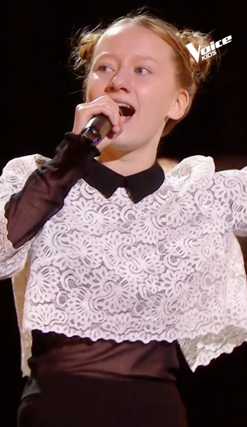 A 15-year-old Ukrainian girl from Mariupol has won over the jury at the Voice Children in France. Video.