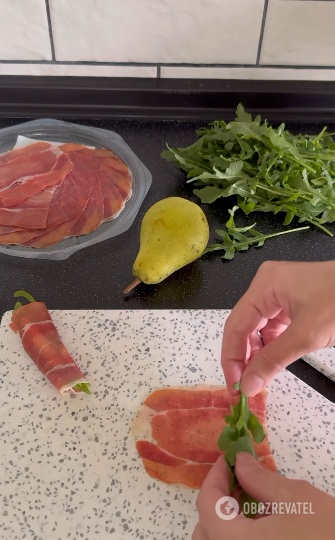 Gourmet wine appetizer with pear, Dor Bleu cheese and jamon: ready in 5 min.