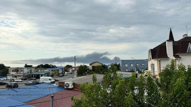 A ferry carrying fuel was hit: a large-scale fire in the ''Kavkaz'' port in the Kuban. Photos and videos