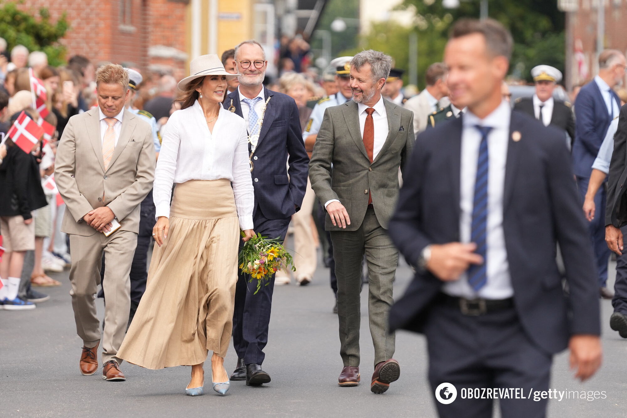 The Queen of Denmark put on the most fashionable skirt of the season, which is perfect for hot weather. Photo