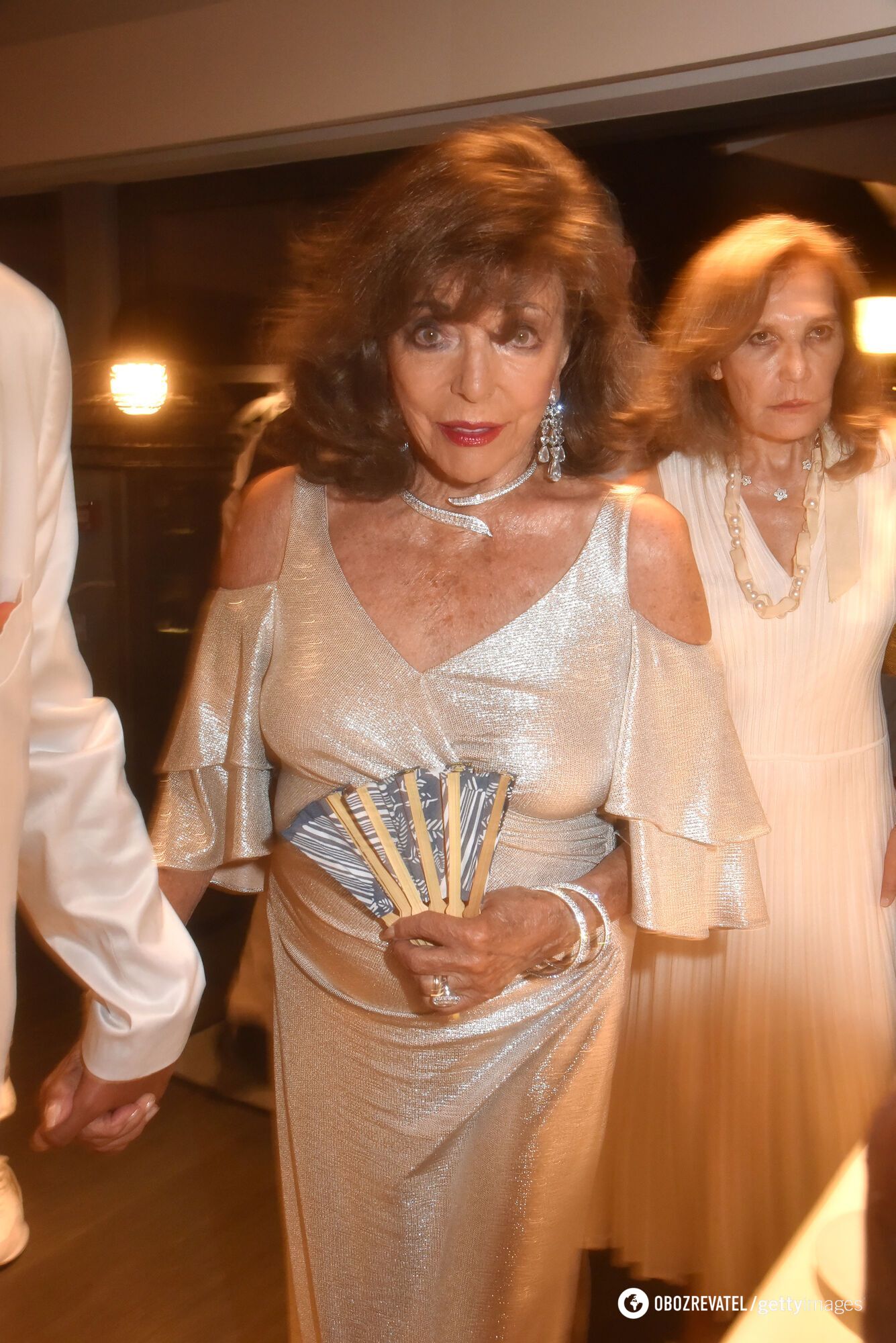 The ''Dynasty'' star went public in a daring dress: how 91-year-old Joan Collins looks, who charmed 32 years younger man. Photo