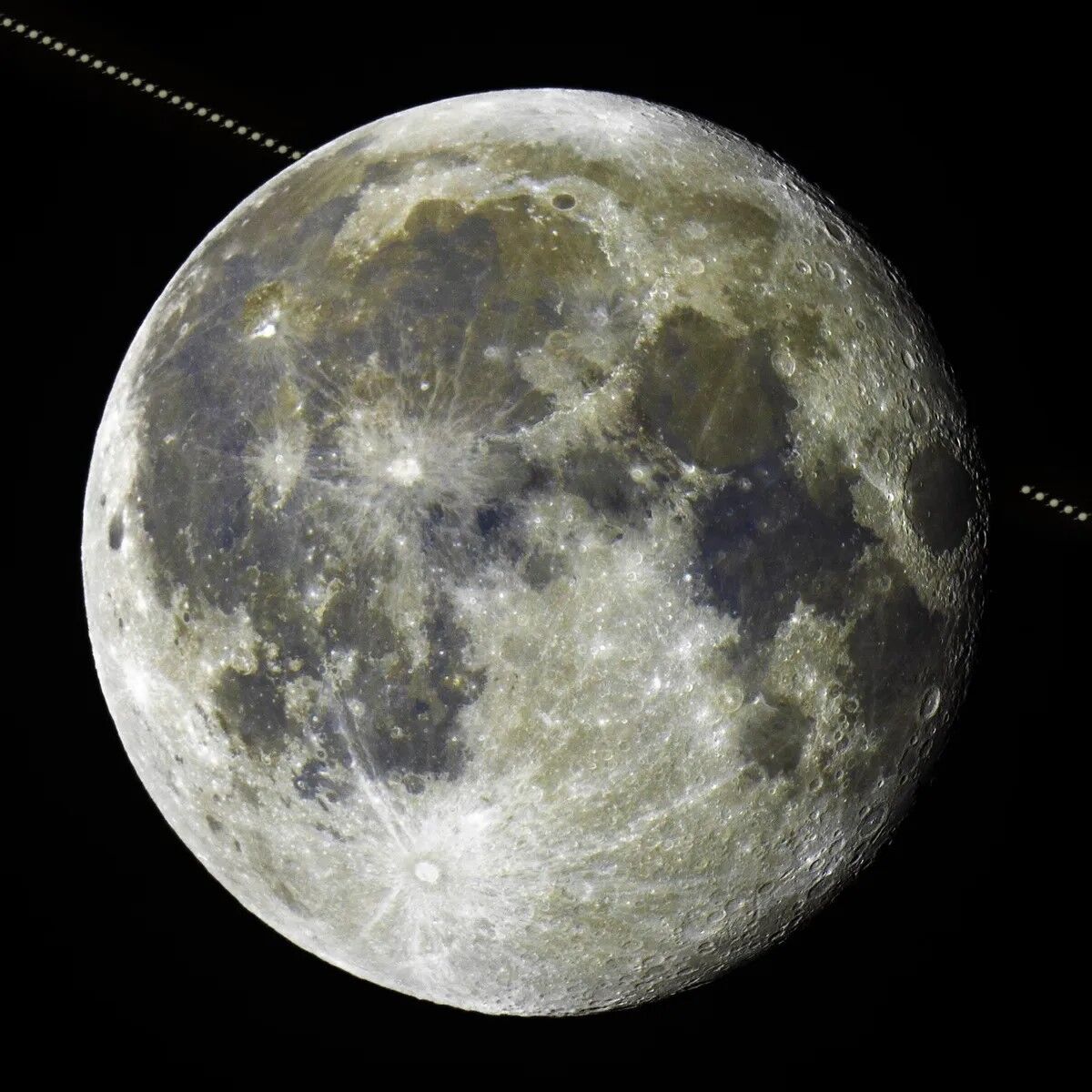 Blue supermoon swallowed Saturn: astrophotographer captures incredible sight