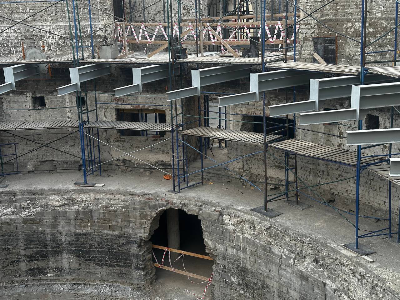 Occupants are building a new building on the site of the theater in Mariupol where children died: Russian plays are going to be performed there. Photo