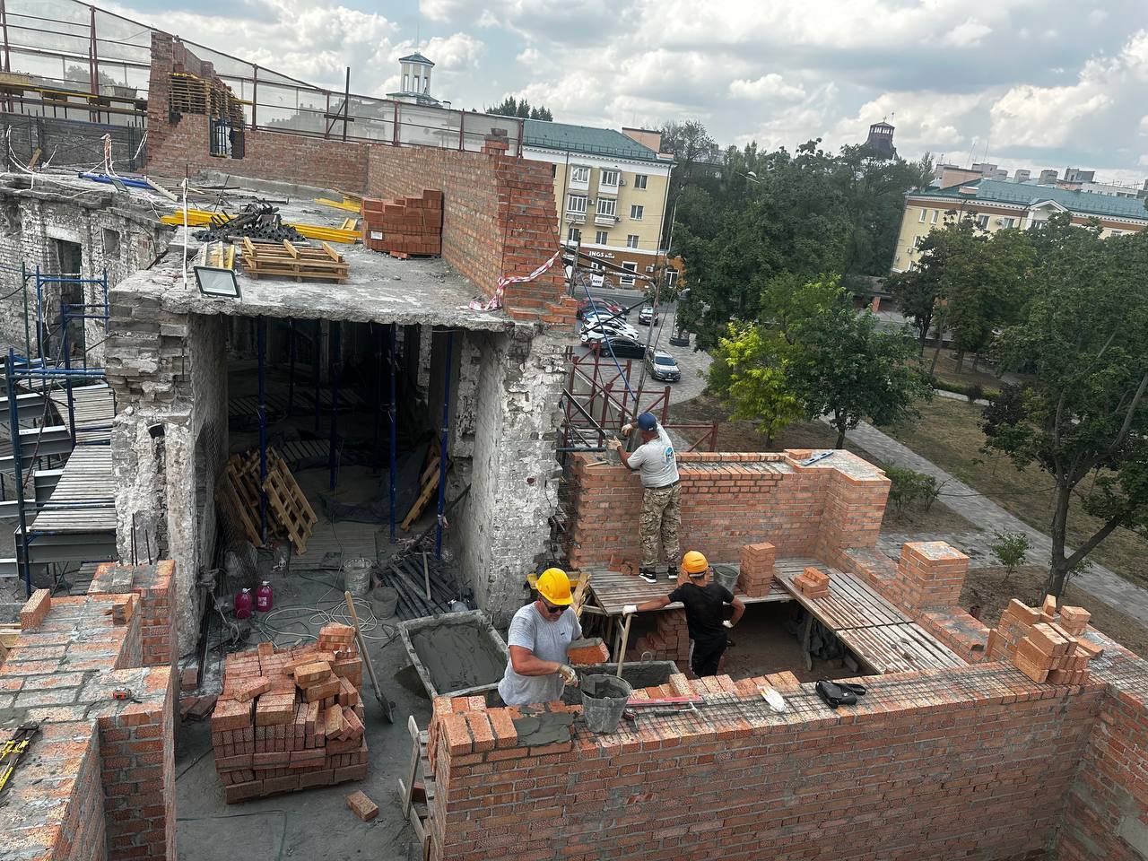 Occupants are building a new building on the site of the theater in Mariupol where children died: Russian plays are going to be performed there. Photo