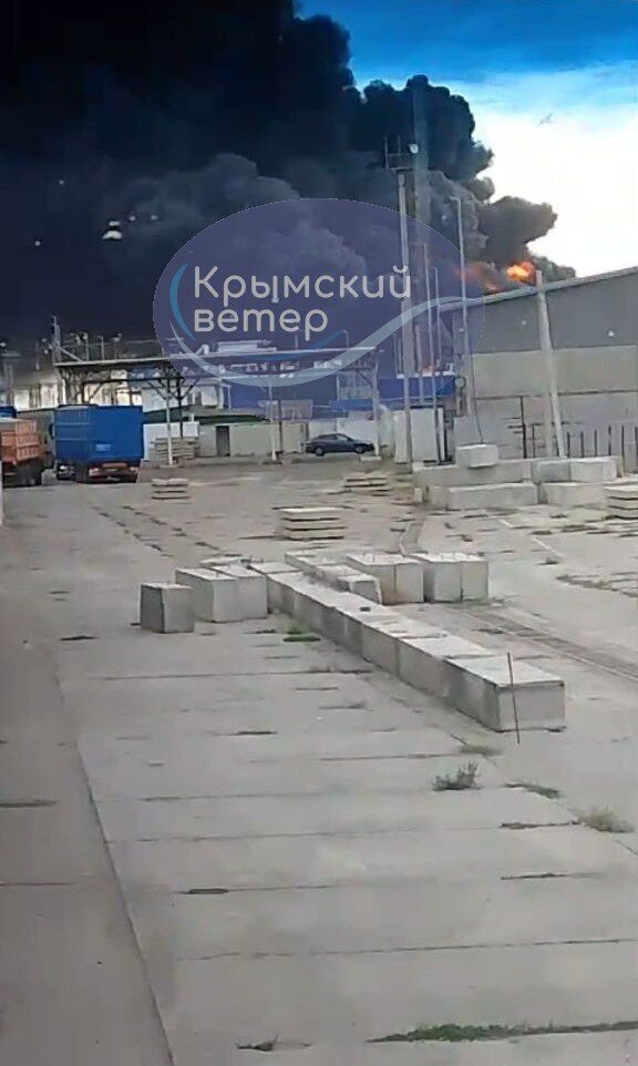 A ferry carrying fuel was hit: a large-scale fire in the ''Kavkaz'' port in the Kuban. Photos and videos