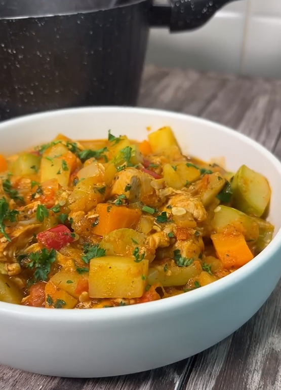 The most delicious zucchini stew from available ingredients: what meat to cook with