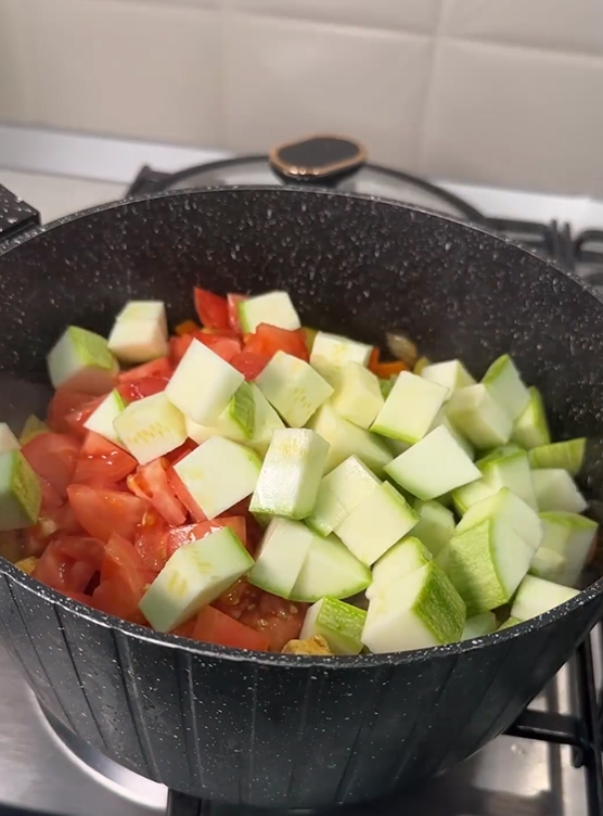 The most delicious zucchini stew from available ingredients: what meat to cook with