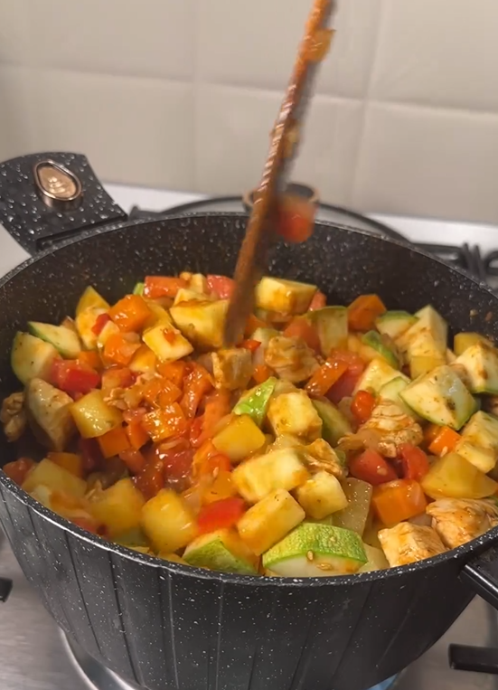 The most delicious zucchini stew from available ingredients: what meat to cook with