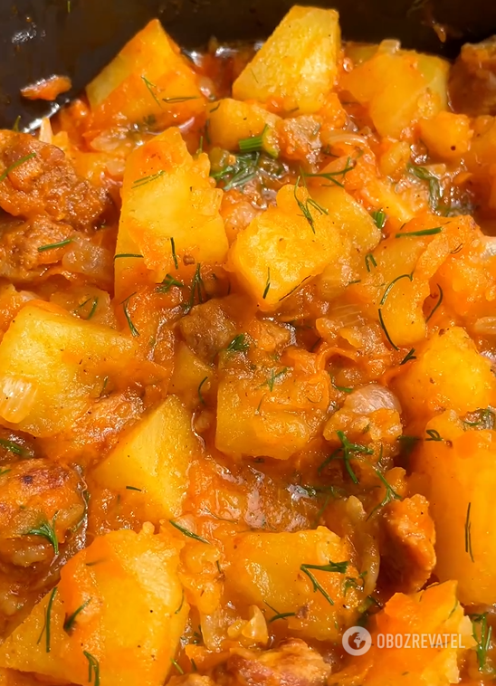 Delicious stewed potatoes for a hearty lunch: what to add for better flavor