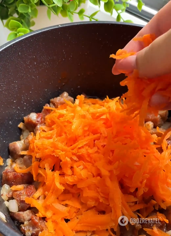 Delicious stewed potatoes for a hearty lunch: what to add for better flavor