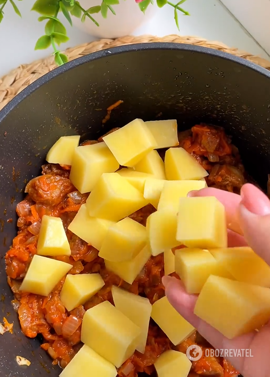 Delicious stewed potatoes for a hearty lunch: what to add for better flavor