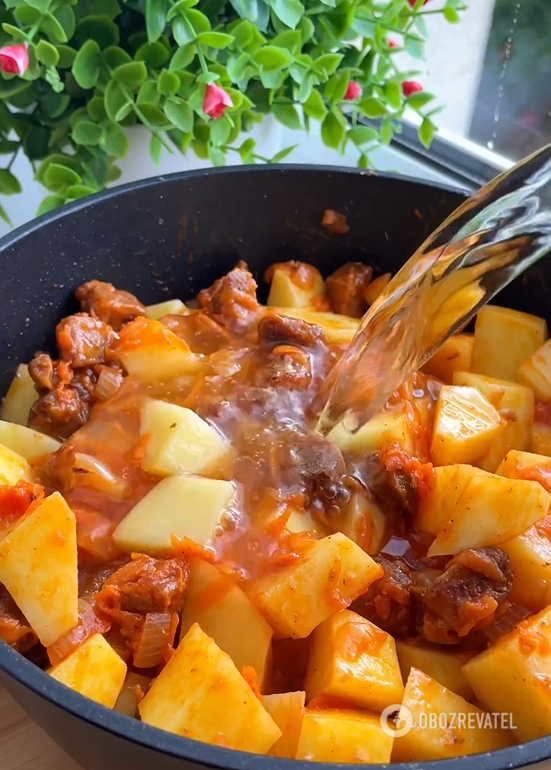 Delicious stewed potatoes for a hearty lunch: what to add for better flavor