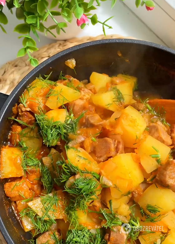 Delicious stewed potatoes for a hearty lunch: what to add for better flavor