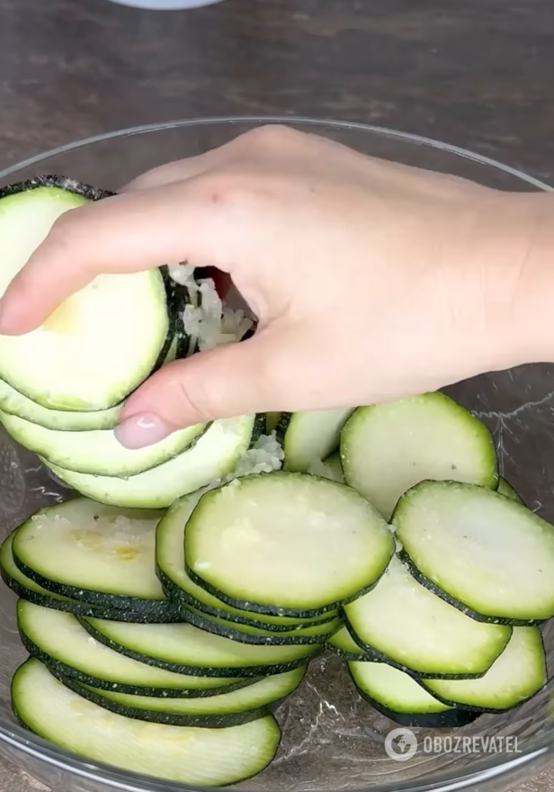 Zucchini with salt and garlic