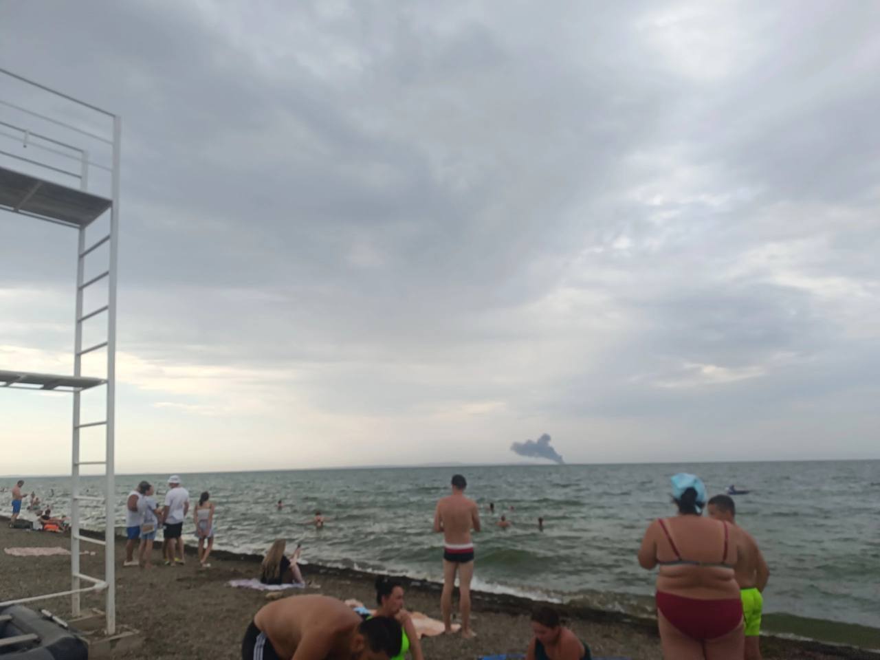 A ferry carrying fuel was hit: a large-scale fire in the ''Kavkaz'' port in the Kuban. Photos and videos