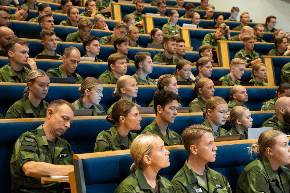 Crown Princess Victoria of Sweden, who met with Ukrainian soldiers, began military training. Photo