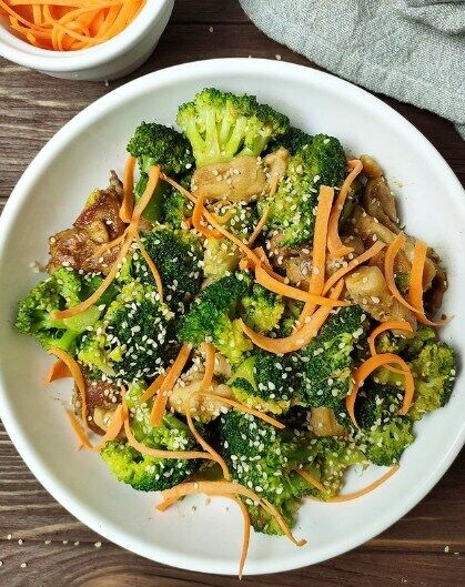 Chicken in soy sauce with broccoli