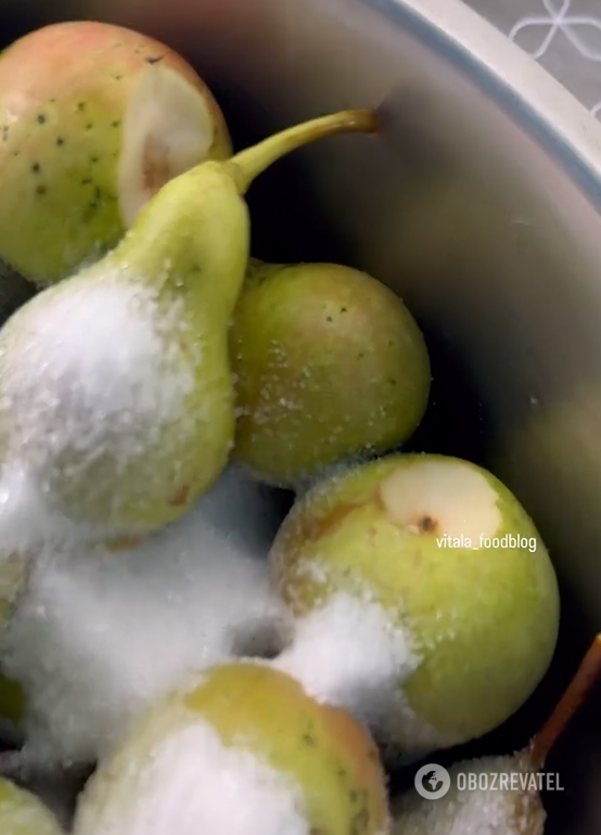 Delicious jam for the winter from whole pears: how to cook correctly