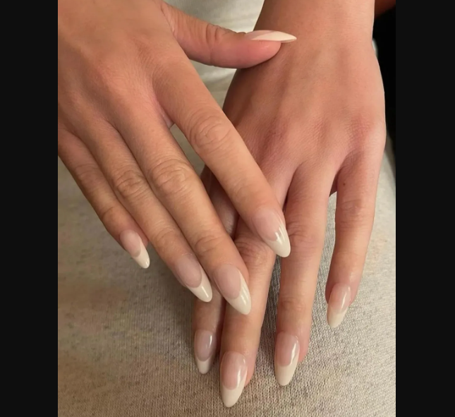 The perfect fall entry: Jennifer Lopez shows off trendy manicure