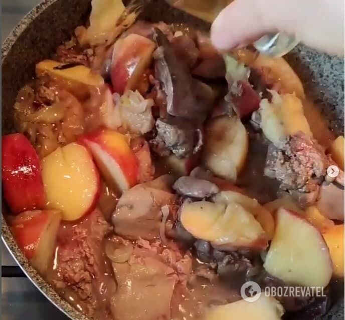 Liver stew with apples, onions and rosemary