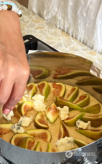 Charlotte with figs and dor blue cheese: how to make a delicious pie with unusual ingredients