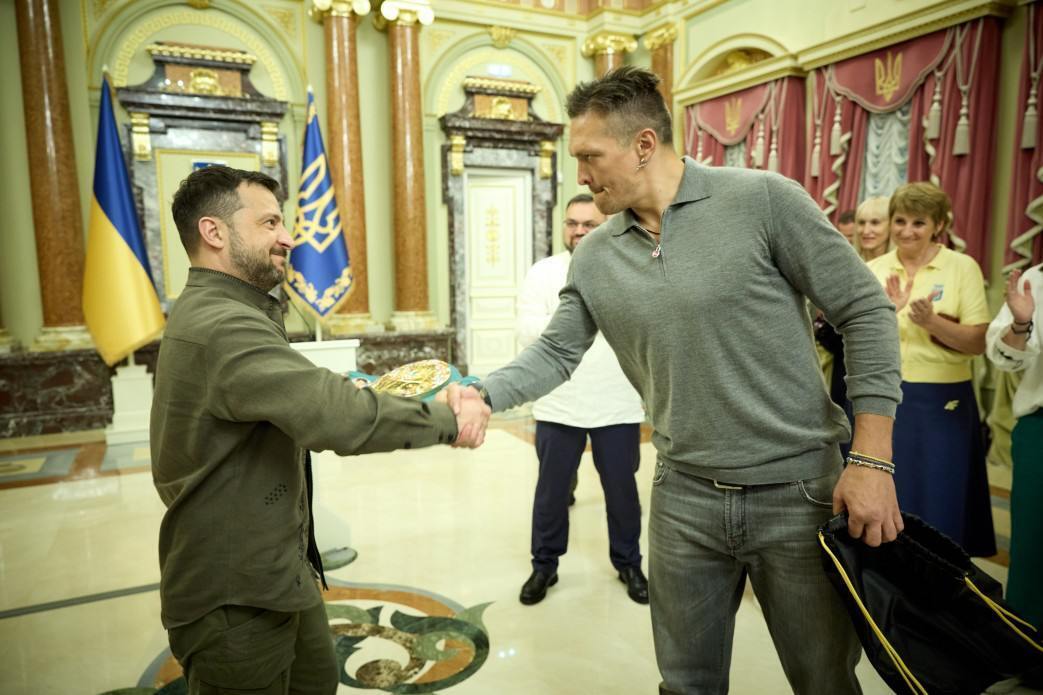 Usyk presented Zelensky with the championship belt he took from Fury and made a promise. Video.