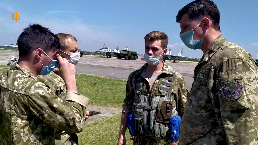 Air Force commander fulfilled the promise he gave to the mother of fallen hero with call sign Juice. Video