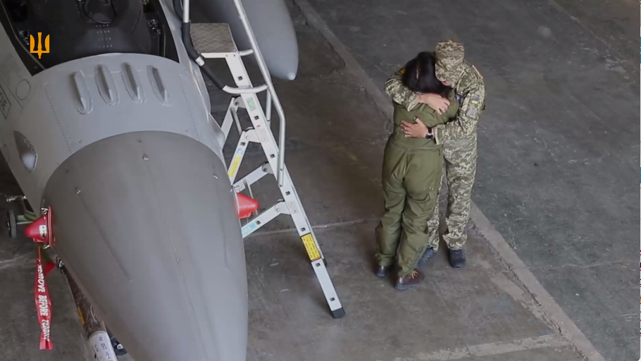 Air Force commander fulfilled the promise he gave to the mother of fallen hero with call sign Juice. Video