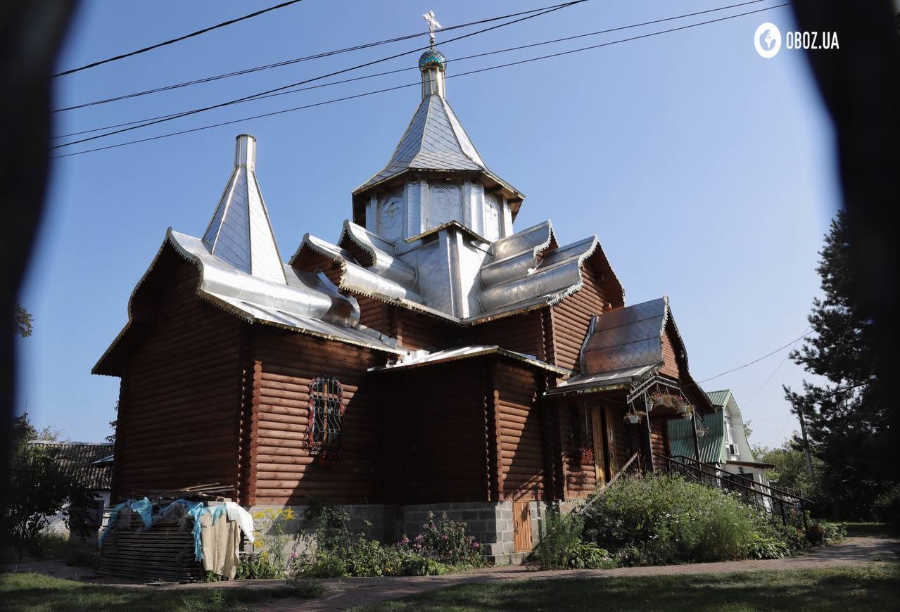 The owner had left home 5 minutes before: locals in Kyiv region clean up the yard after the drone crash. Exclusive photo report