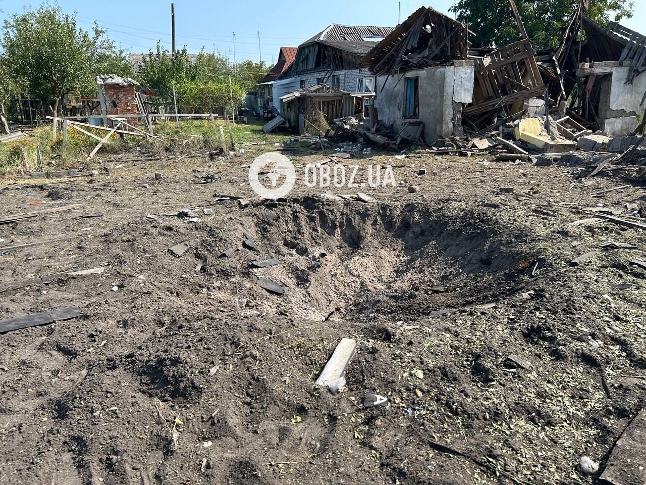 The owner had left home 5 minutes before: locals in Kyiv region clean up the yard after the drone crash. Exclusive photo report