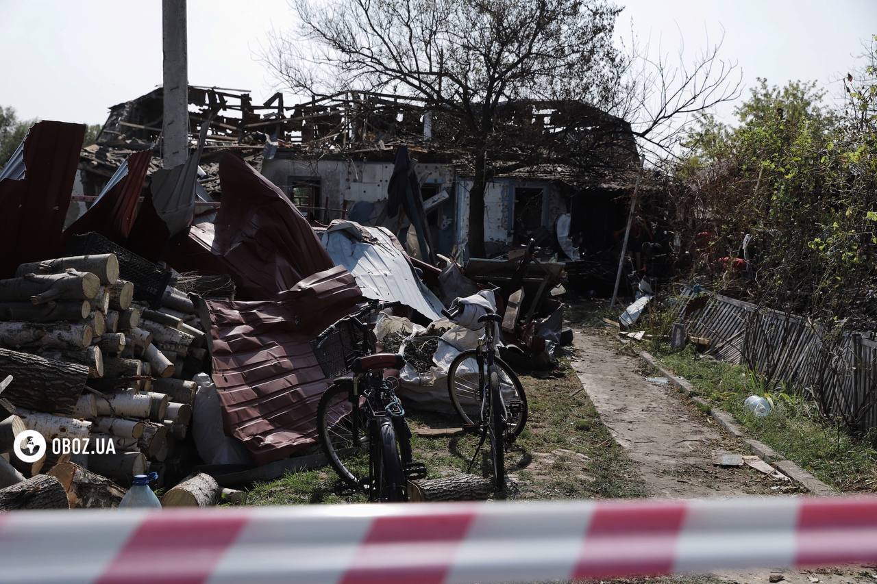 The owner had left home 5 minutes before: locals in Kyiv region clean up the yard after the drone crash. Exclusive photo report