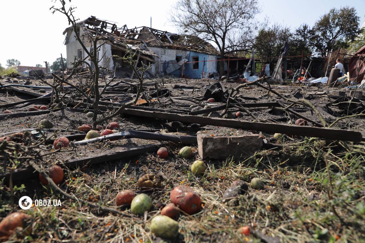 The owner had left home 5 minutes before: locals in Kyiv region clean up the yard after the drone crash. Exclusive photo report