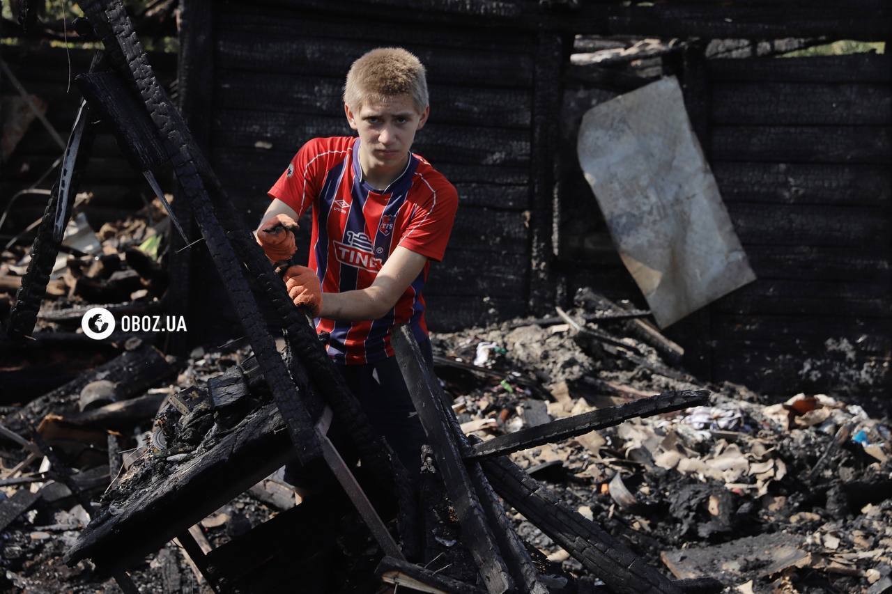 The owner had left home 5 minutes before: locals in Kyiv region clean up the yard after the drone crash. Exclusive photo report