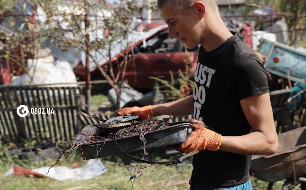 The owner had left home 5 minutes before: locals in Kyiv region clean up the yard after the drone crash. Exclusive photo report