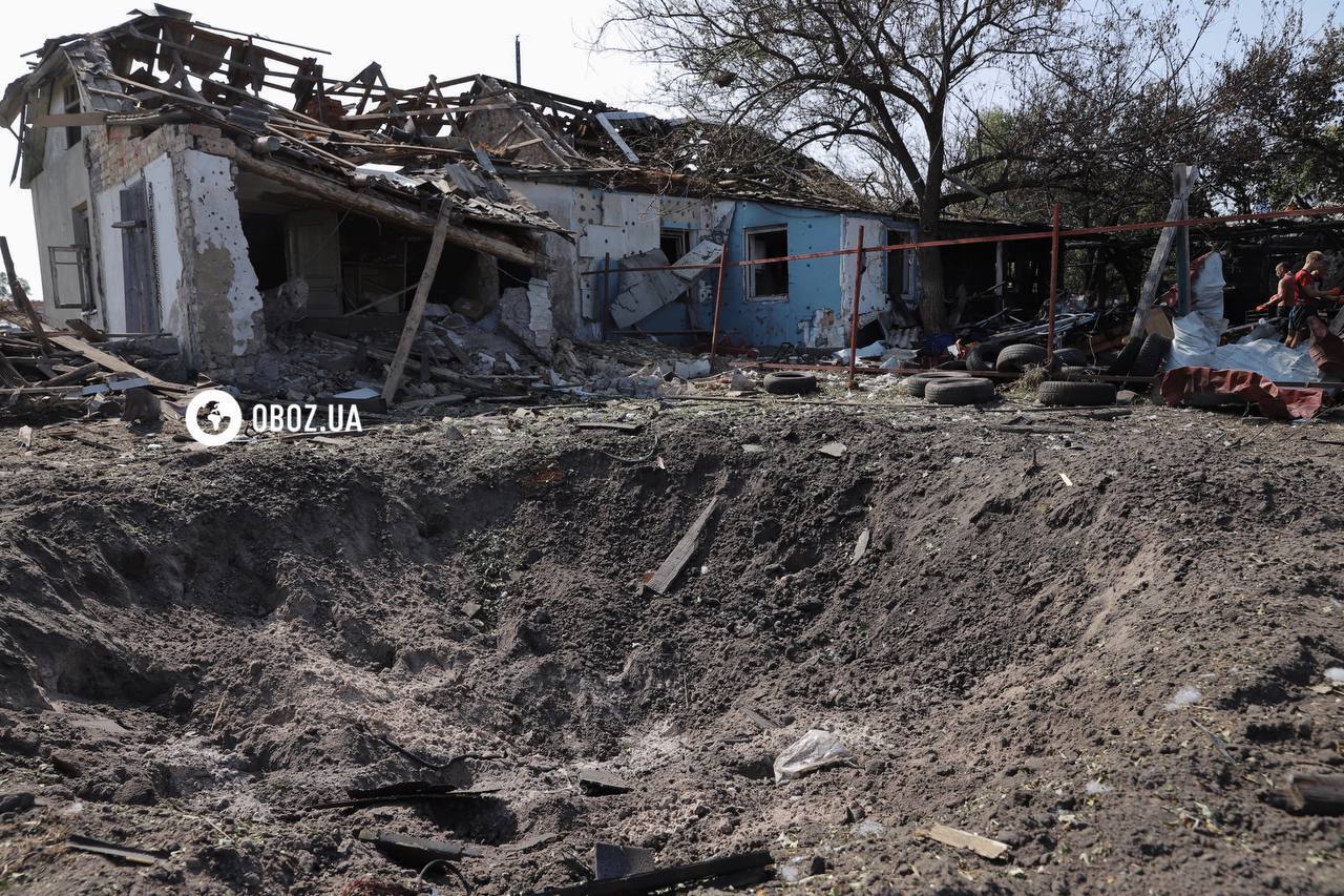 The owner had left home 5 minutes before: locals in Kyiv region clean up the yard after the drone crash. Exclusive photo report