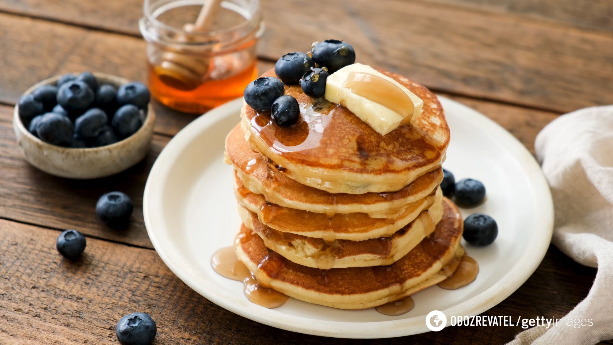 Pancakes with honey and berries.