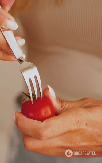 Low-salted tomatoes that everyone likes: recipe for 1 kg