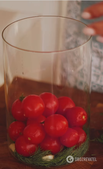 Low-salted tomatoes that everyone likes: recipe for 1 kg